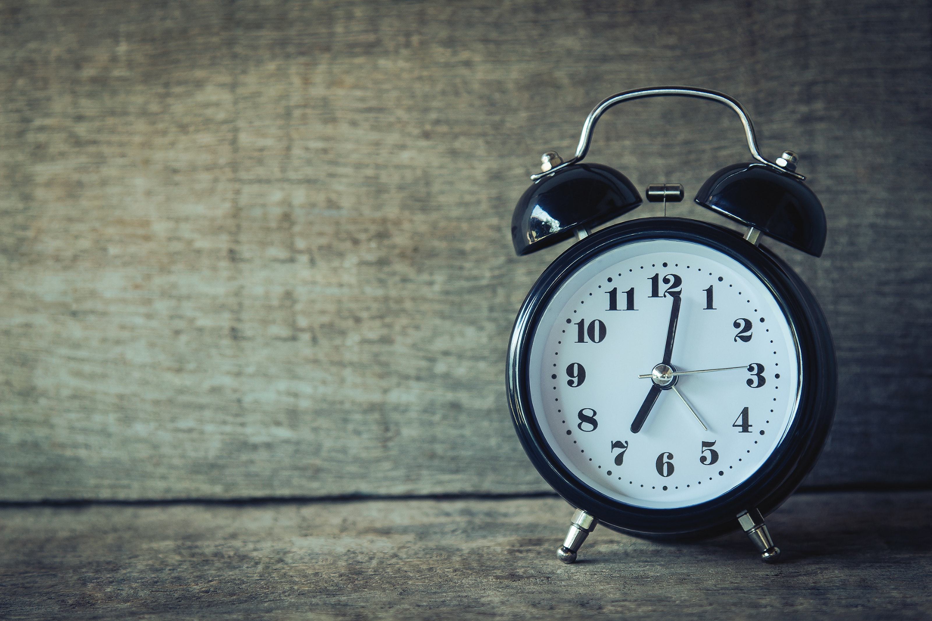 alarm_clock-time-alarm-pexels-aphiwat-chuangchoem-359989.jpg